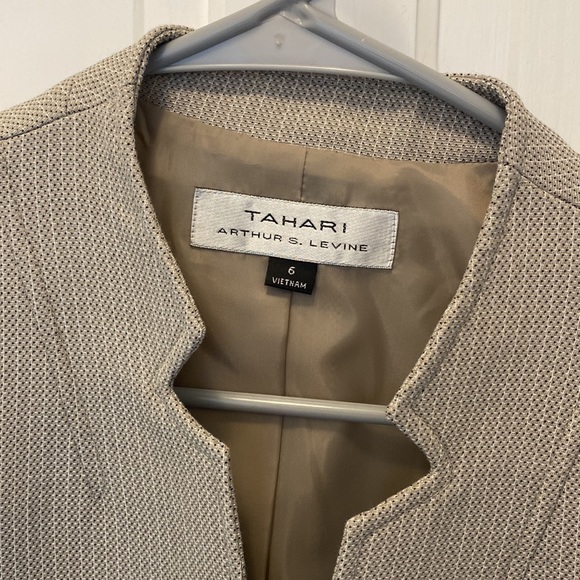 Beautiful tan with white stitching Tahari suit jacket. Size 6. NWOT. - Picture 2 of 7